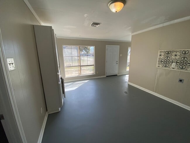 Building Photo - Spacious 4-Bedroom Home – Section 8 Welcome!