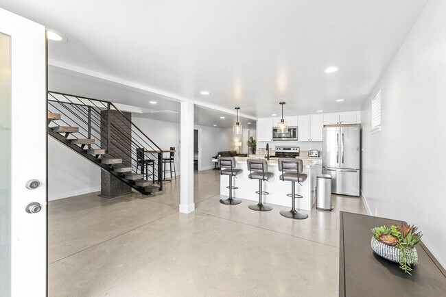 Building Photo - Student Housing - Private Bedrooms for Rent in Newly Renovated House (UNR)