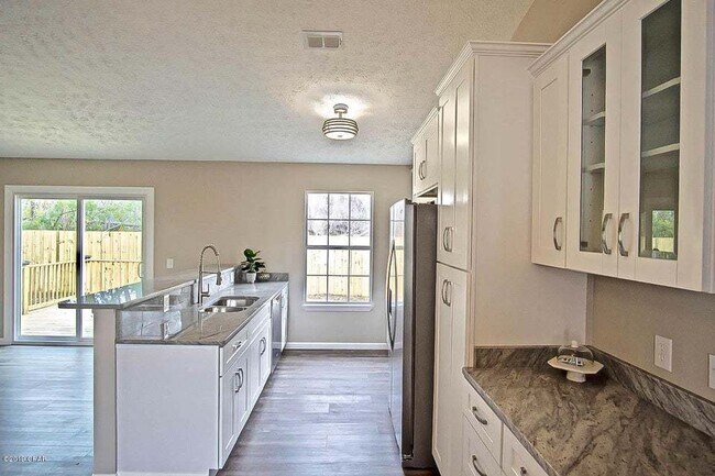 Building Photo - Charming 4-Bedroom Home in Panama City with 2 Full Bathrooms and 1325 Sq Ft."