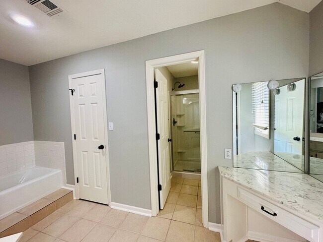 Building Photo - {10709}  Spacious Overland Park Duplex + T...