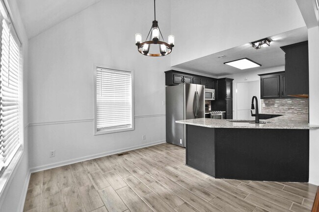 Building Photo - Three Bedroom with Bonus!