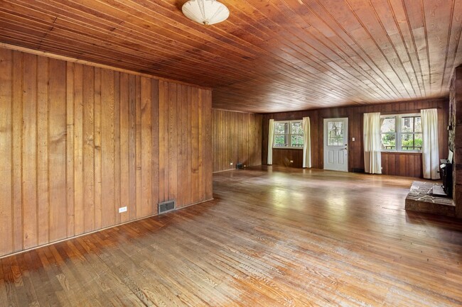 Building Photo - Royal Pines Cottage