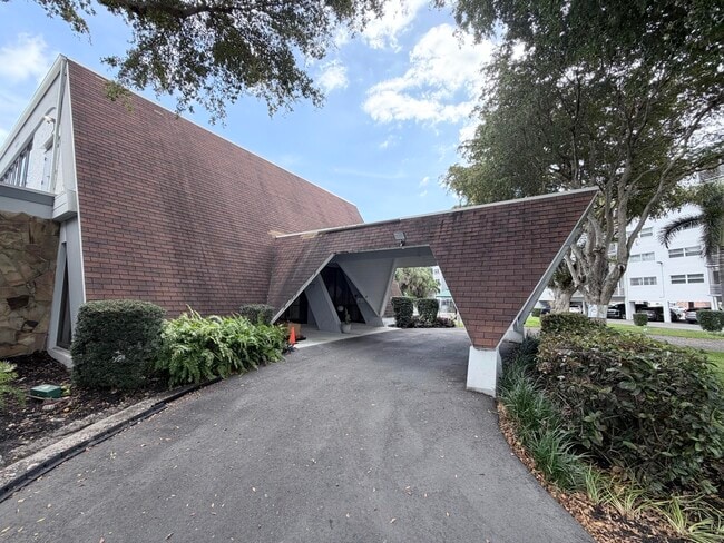 Building Photo - 1000 NE 14th Ave