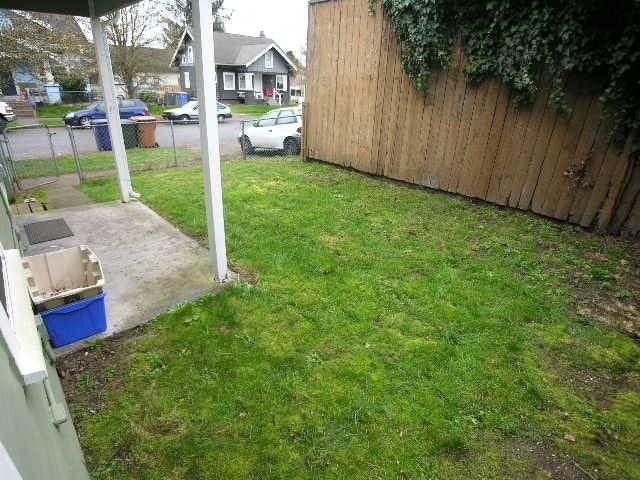 Building Photo - 2 bed 1 bath House Available 11/25