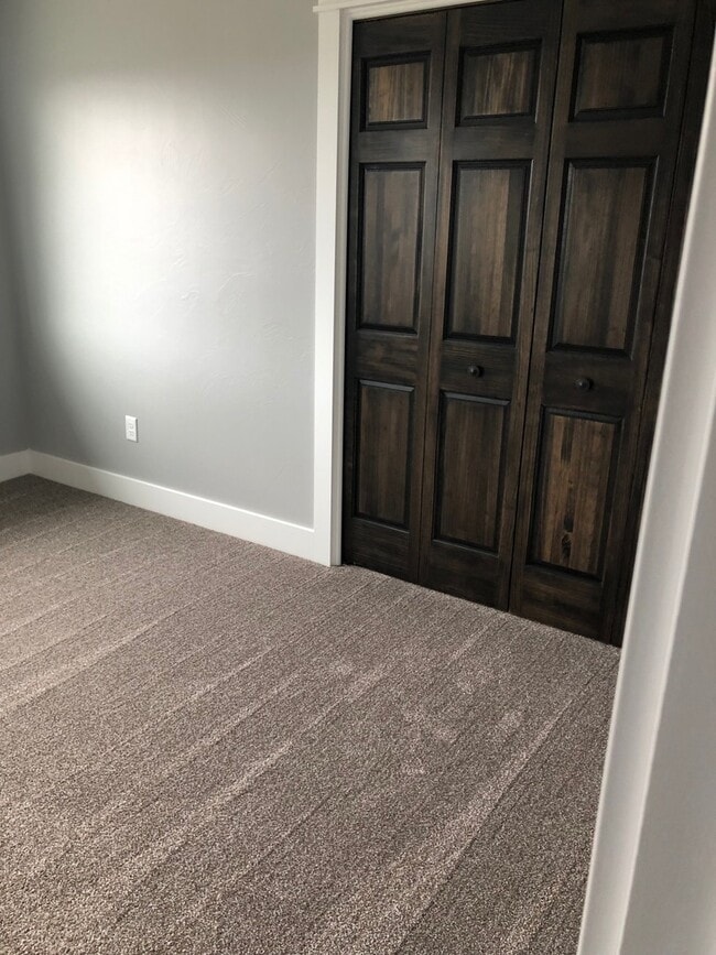 Building Photo - 3 Bedroom, 2 1/2 Bathroom Townhouse -2 weeks free rent with 1-year lease-