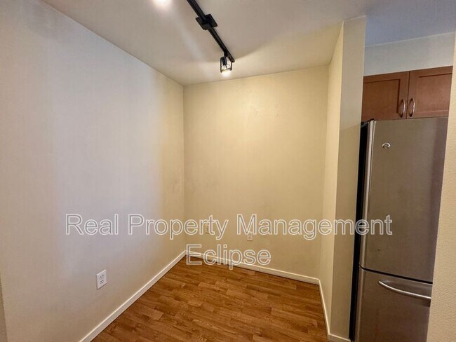 Building Photo - 118 107th Ave NE