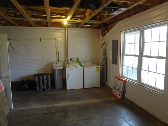 Building Photo - Handsome End Unit Townhouse in Taylor Springs