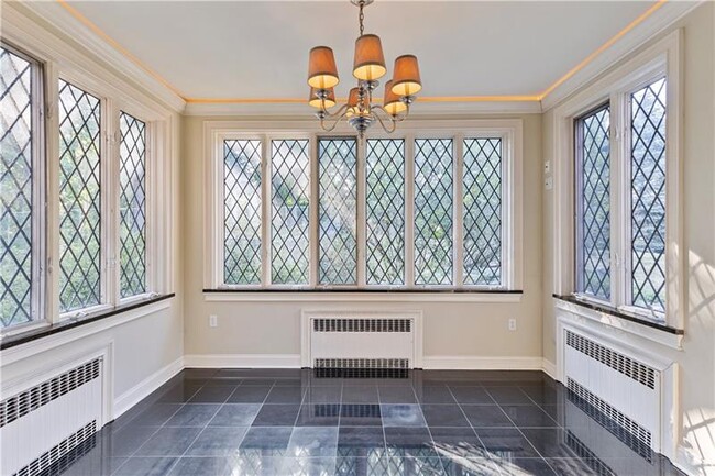 Building Photo - 705 E Beau St