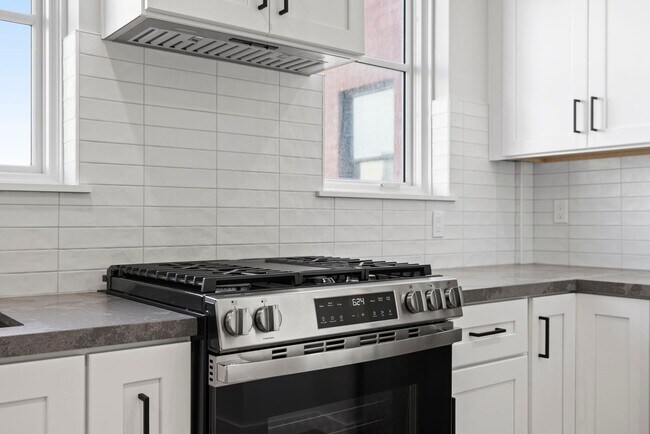 Building Photo - 693 Sutter St