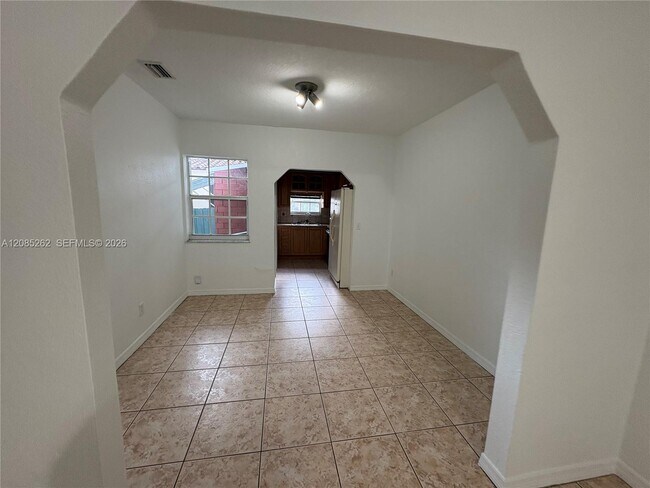 Building Photo - 931 SW 6th Ave