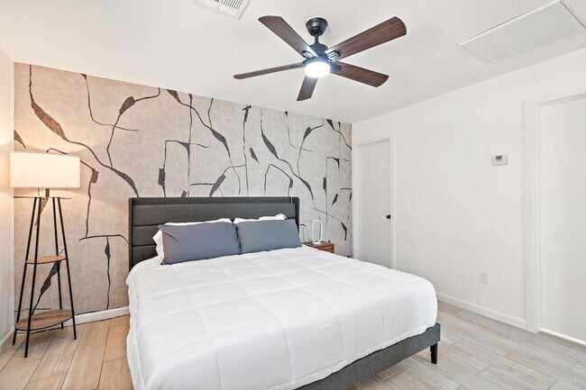 Building Photo - 2302 W Colter St