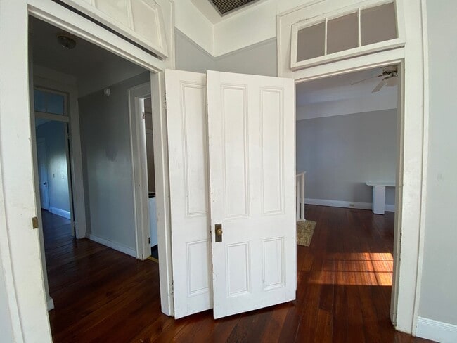Building Photo - Top floor unit in the heart of Garden District!