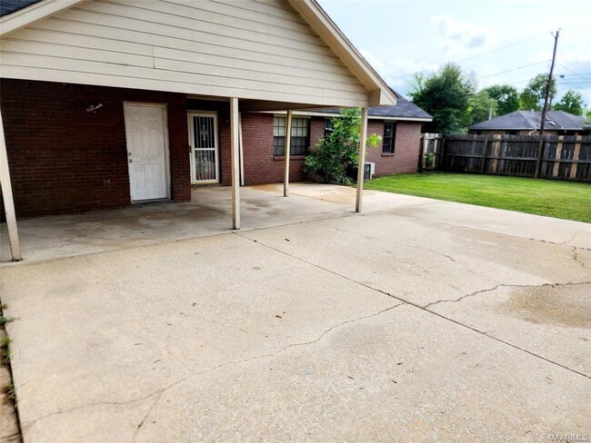 Building Photo - 4001 Oak Shadow Ln