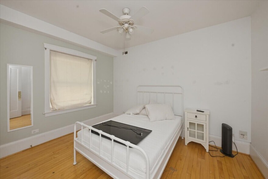 Building Photo - 1849 W Greenleaf Ave