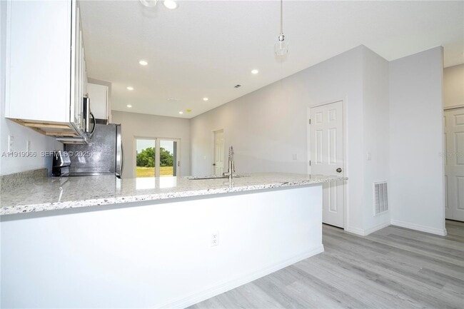 Building Photo - 875 Colville Dr