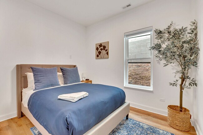 Building Photo - 3448 N Clark St