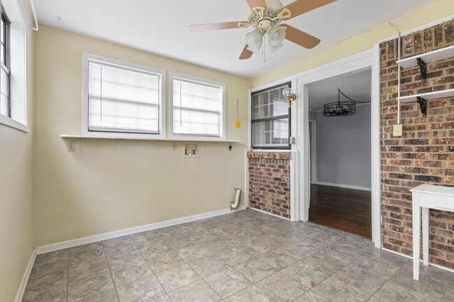 Building Photo - 2560 Memorial Dr