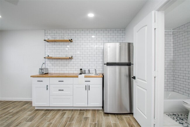 Building Photo - 1924 Chapman St