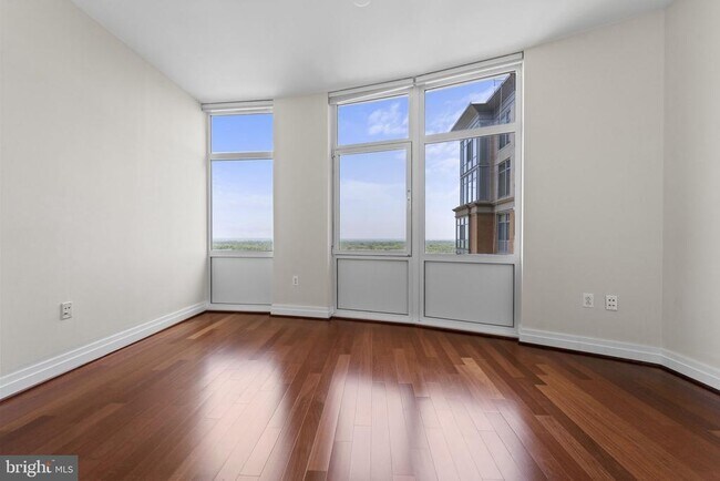 Building Photo - 8220 Crestwood Heights Dr