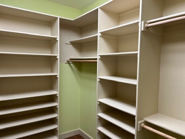 Building Photo - Burnt Bridge Creek 4 bedroom- Single Level