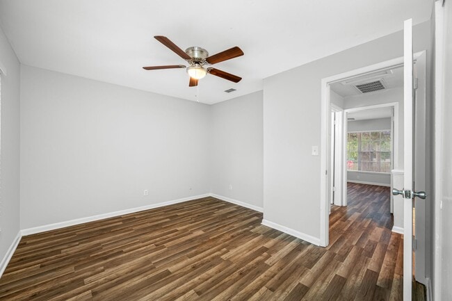 Building Photo - Renovated Seminole Heights Townhome with Laundry Included