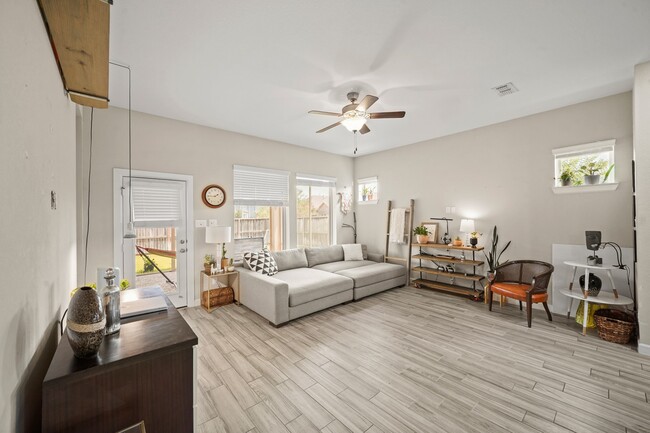 Building Photo - 6002 Daggerwing Wy