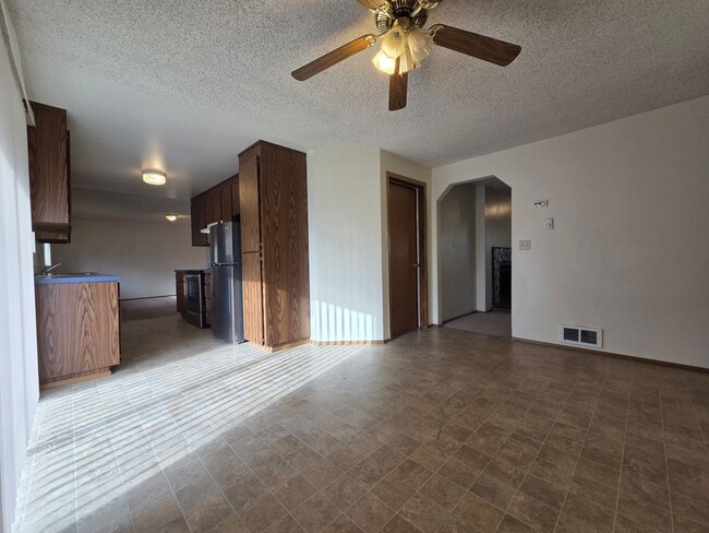 Building Photo - Spacious home with fully fenced yard!