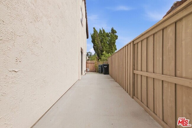 Building Photo - 833 Shadow Lake Dr