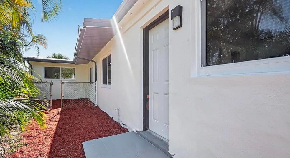 Building Photo - 621 SE 1st St