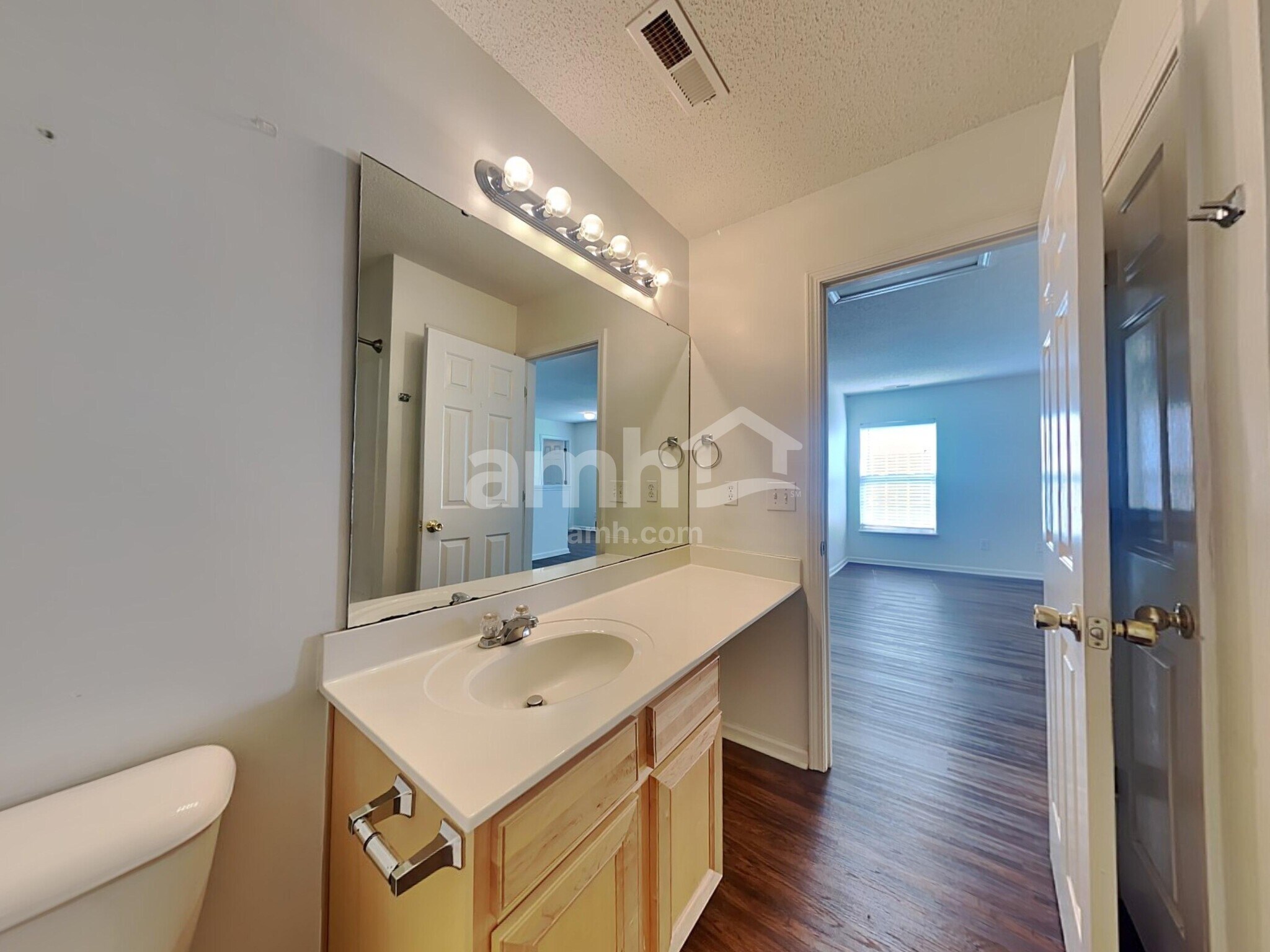 Building Photo - 4987 Harthill Ave