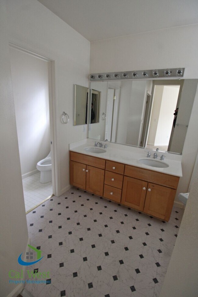 Building Photo - $6,595 - Gorgeous 2 Story 3 Bedroom 2.5 Bath Home steps away from Downtown Mountain View and Cal ...