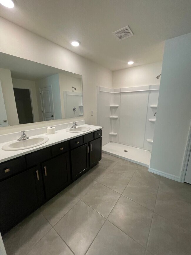 Building Photo - Like-New 4-Bedroom Home in SE Ocala – $1,8...