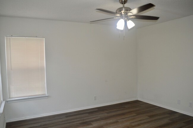 Building Photo - Charming 3 bed 2 bath with a converted gar...