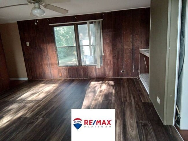 Building Photo - 8910 Via Ln