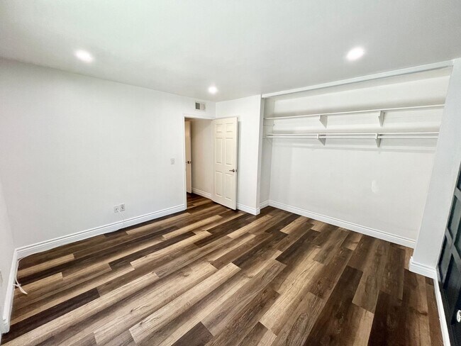 Building Photo - Updated 4B 2BA Home in Paradise Hills w/ S...