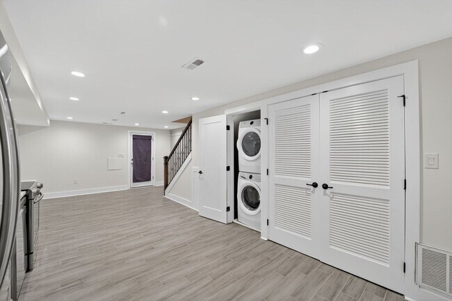 Building Photo - Available Now! 3 Bed 3.5 Bed in Brightwood...