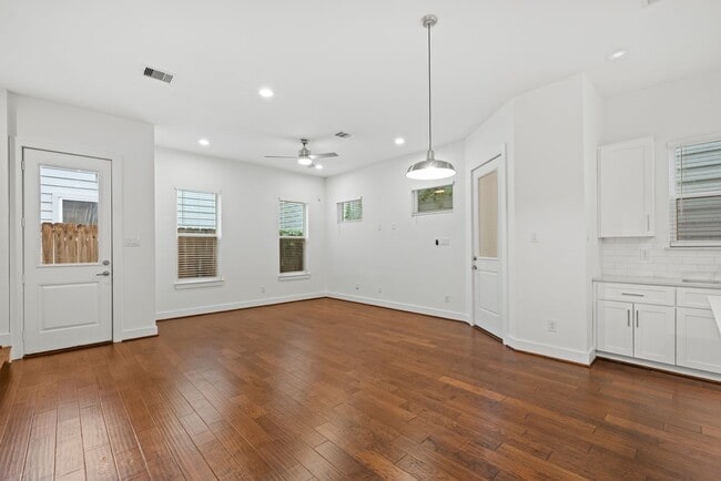 Building Photo - Charming 2-story home in a private Community!