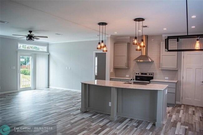 Building Photo - 1757 12th Ct N