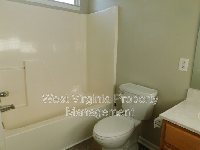 Building Photo - 404 Gatewood Ave