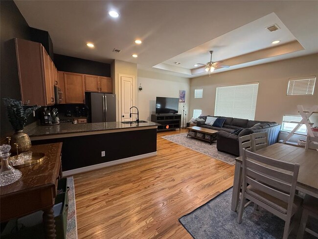 Building Photo - 3813 Center Plaza Dr