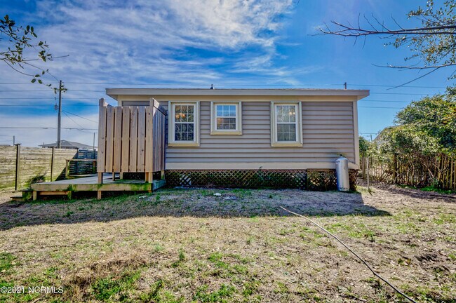 Building Photo - 2681 Island Dr
