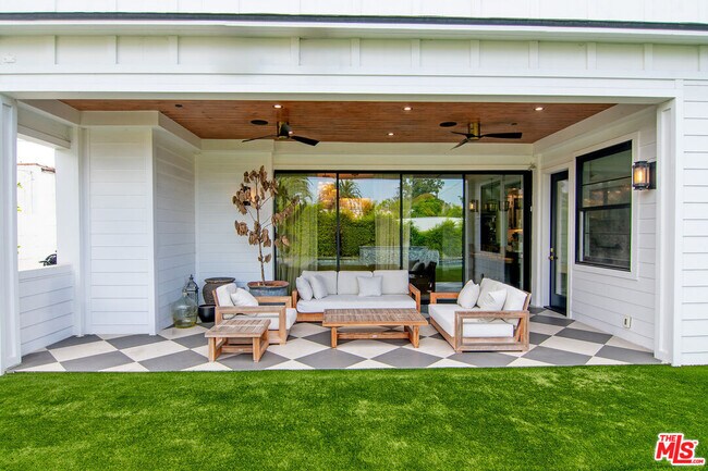 Building Photo - 418 N Poinsettia Pl