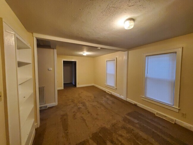 Building Photo - 3 Bedroom 2 Bathroom House