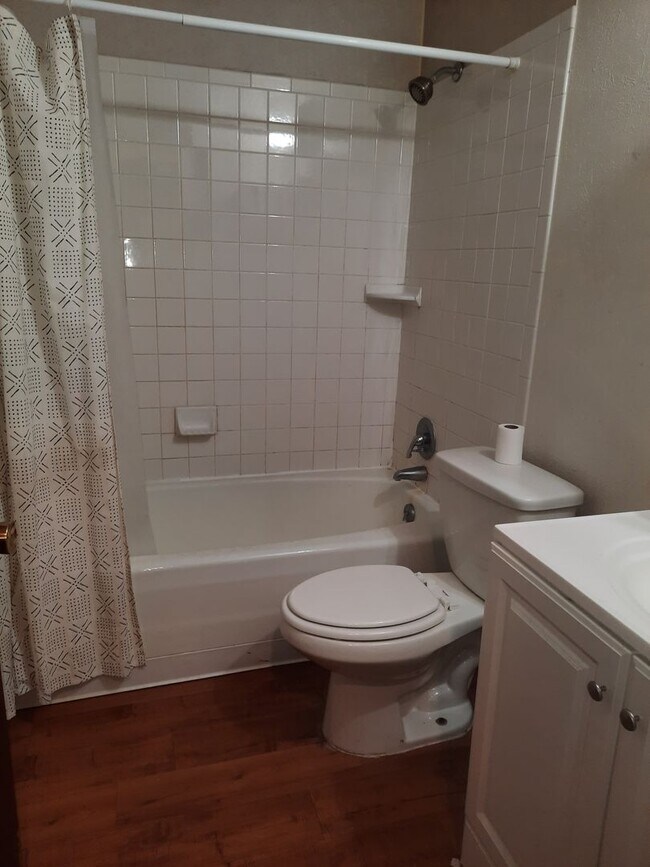 Building Photo - 2 bedroom 1 bath | Near downtown Golden | Lots of natural light |