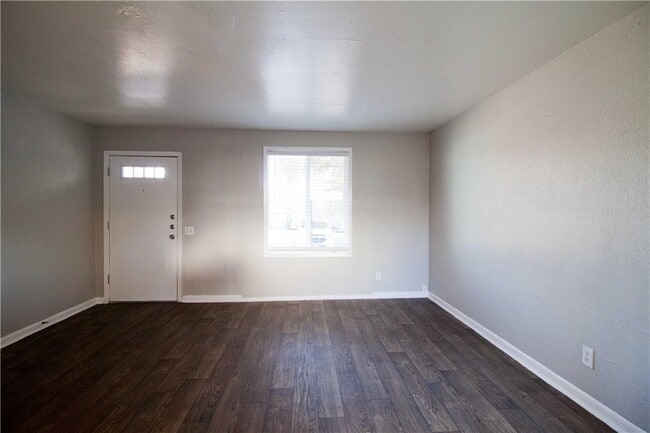 Building Photo - 2506 Manor Cir