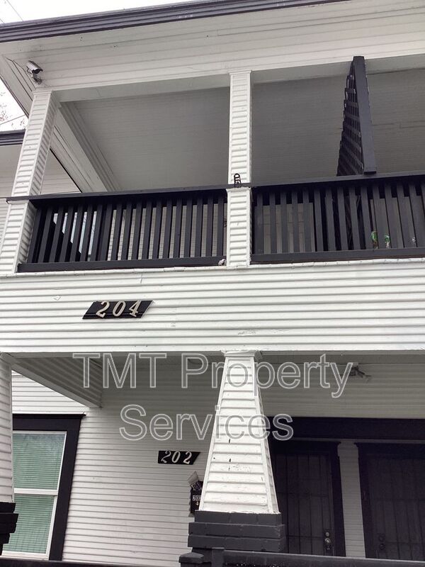 Building Photo - 204 W Oak St