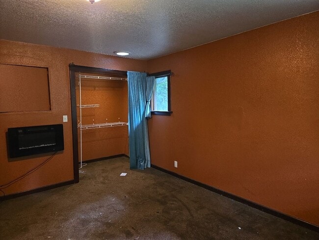 Building Photo - Pet Friendly! Redwood views! 3-bedroom hom...