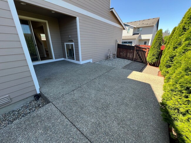 Building Photo - LIKE NEW Truly a MUST SEE! Move-in Ready