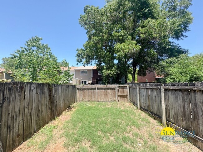 Building Photo - Newly Renovated 2BR/1.5BA Townhouse in For...