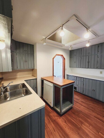 Building Photo - 265 Stevens St W